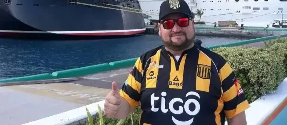 Carlos Casso, exdirigente de The Strongest luce la camiseta de The Strongest.